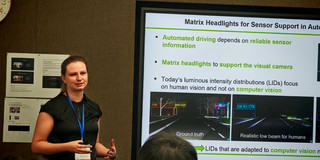 Wissenschaftlerin hält einen Vortrag