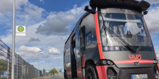 Shuttlebus an Haltestelle